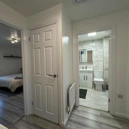 Spacious 3 Bedroom Home, With Private Driveway 5 Minutes From Excel Centre & Custom House ロンドン エクステリア 写真