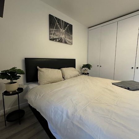 Spacious 3 Bedroom Home, With Private Driveway 5 Minutes From Excel Centre & Custom House ロンドン エクステリア 写真