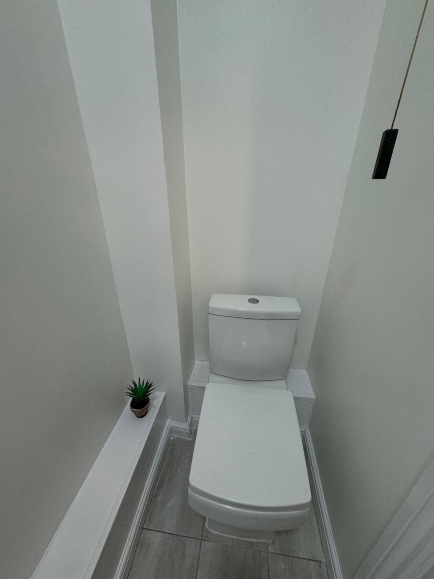 Spacious 3 Bedroom Home, With Private Driveway 5 Minutes From Excel Centre & Custom House ロンドン エクステリア 写真