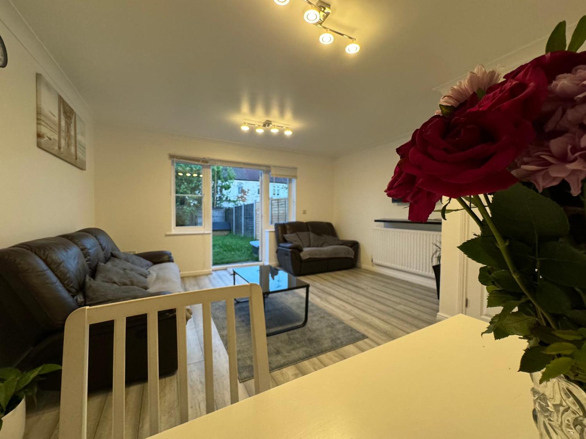Spacious 3 Bedroom Home, With Private Driveway 5 Minutes From Excel Centre & Custom House ロンドン エクステリア 写真