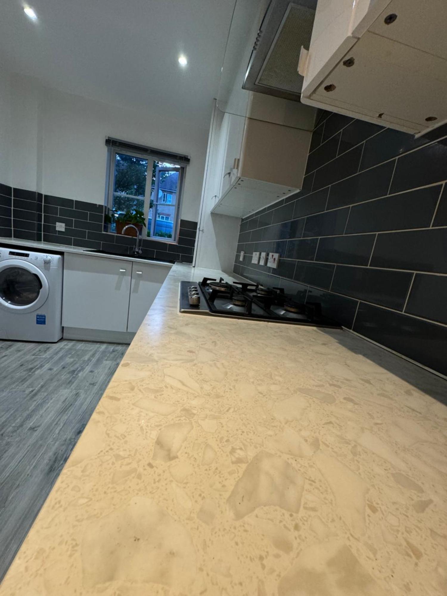 Spacious 3 Bedroom Home, With Private Driveway 5 Minutes From Excel Centre & Custom House ロンドン エクステリア 写真