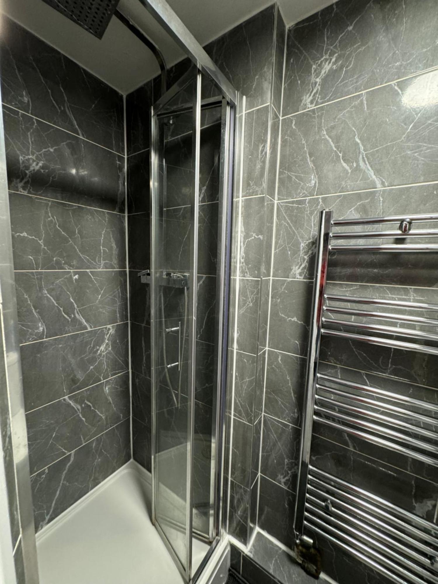 Spacious 3 Bedroom Home, With Private Driveway 5 Minutes From Excel Centre & Custom House ロンドン エクステリア 写真