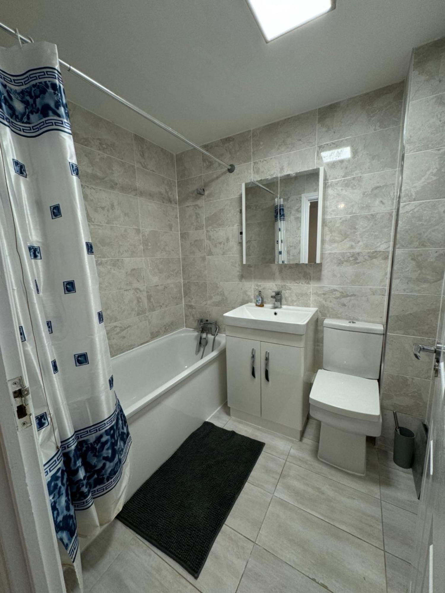 Spacious 3 Bedroom Home, With Private Driveway 5 Minutes From Excel Centre & Custom House ロンドン エクステリア 写真